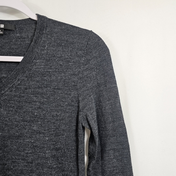 Uniqlo Wool V Neck Sweater in Charcoal - Size S - Picture 4 of 8